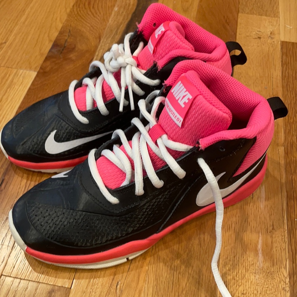 Nike team hustle D7 shoes
